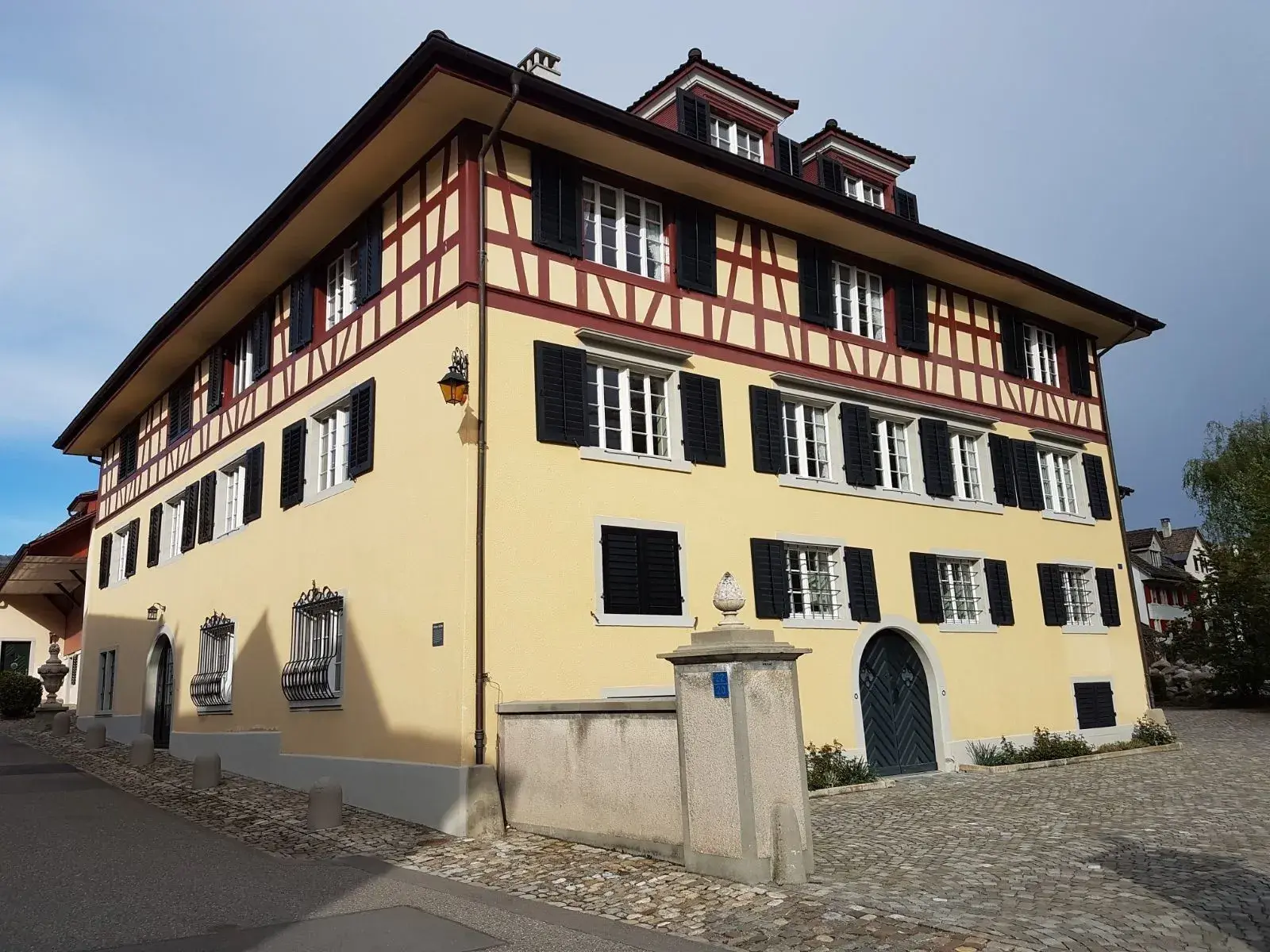 Fassadenrenovation in Meilen – MALER TEAM Wyss & Partner GmbH