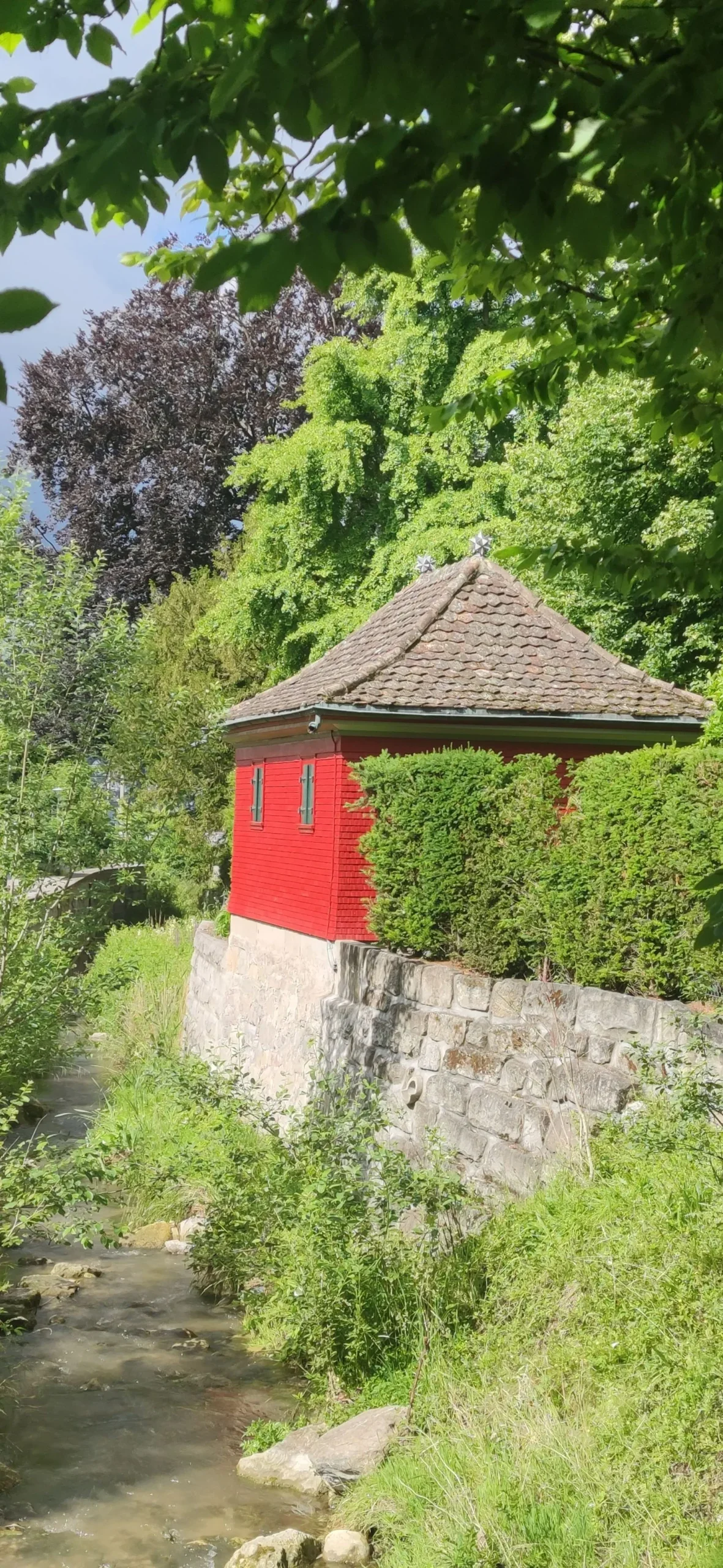 Neu gestrichenes Gartenhaus – MALER TEAM Wyss & Partner GmbH